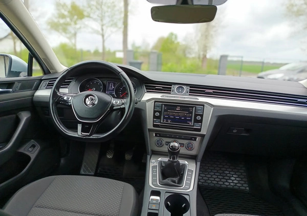 Volkswagen Passat cena 54999 przebieg: 153132, rok produkcji 2018 z Góra małe 154